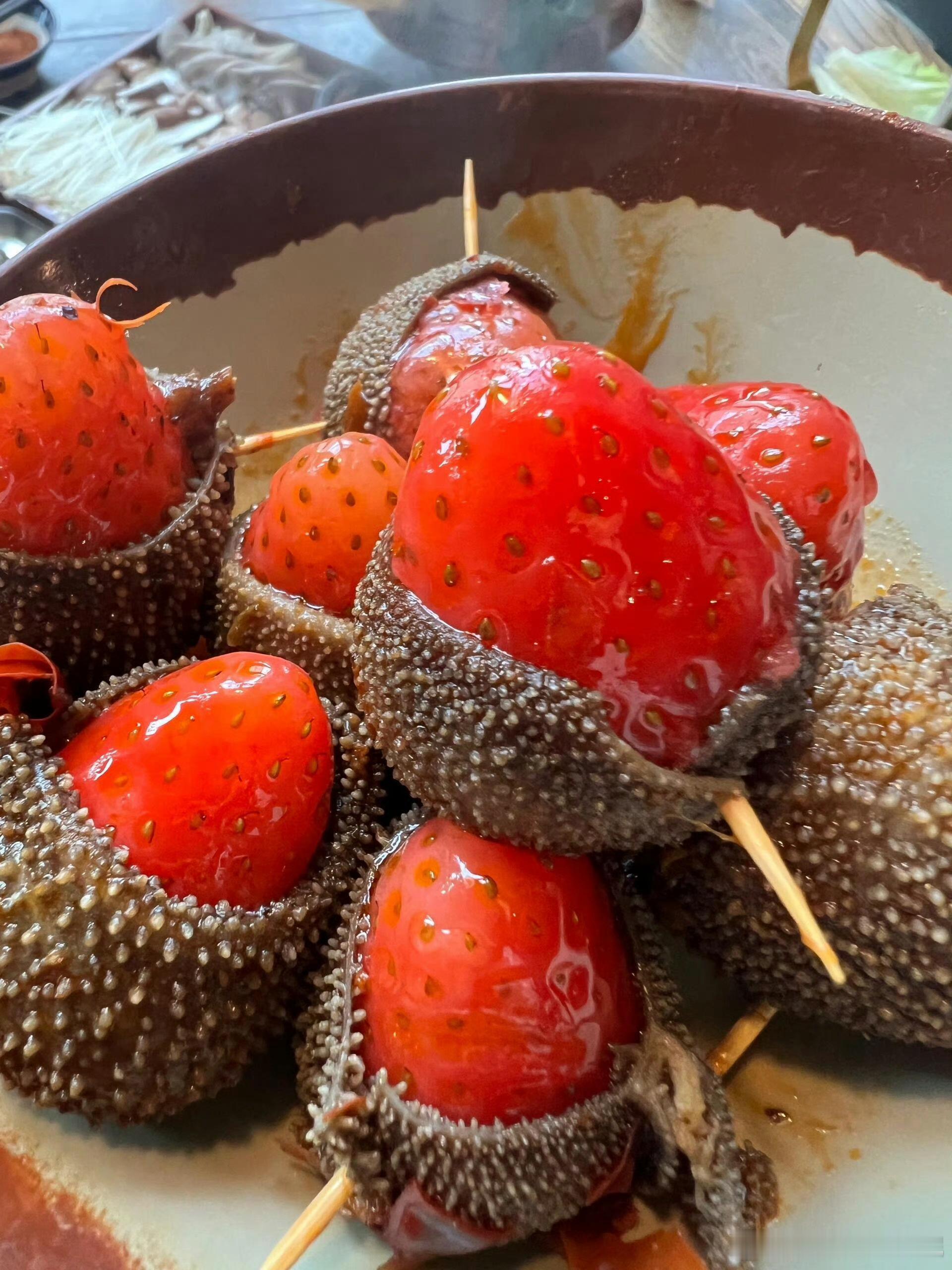 毛肚草莓火锅把四川人整沉默了这又是哪位大哥想的黑暗料理？？？草莓+毛肚，这能好吃