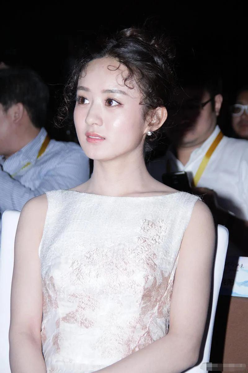 多年前，参加活动的赵丽颖，小圆脸好嫩呀！她的颜值，这么多年以来，基本都没有什么变