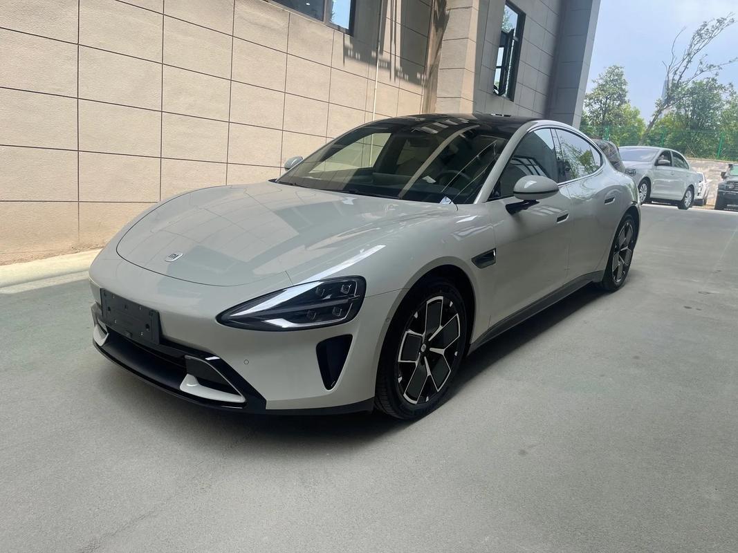 小米SU7配置拉满！锁单数据曝光，热度下滑
 
小米SU7定位中大型纯电轿跑，2