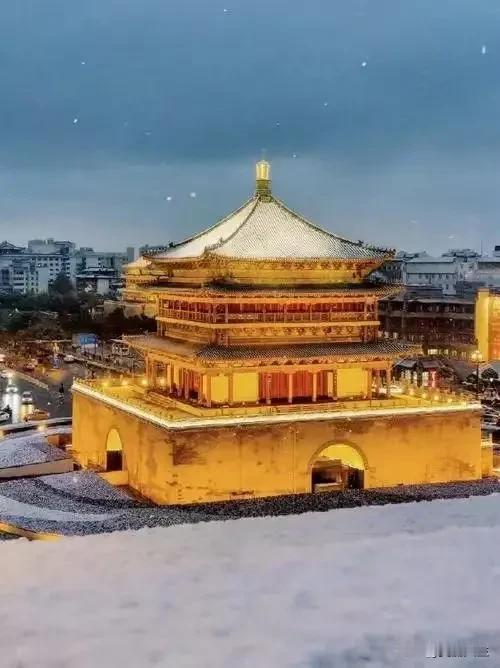 雪花纷飞落长安，古城披上银纱裳。
长街风雪迎客至，一步一景皆如画