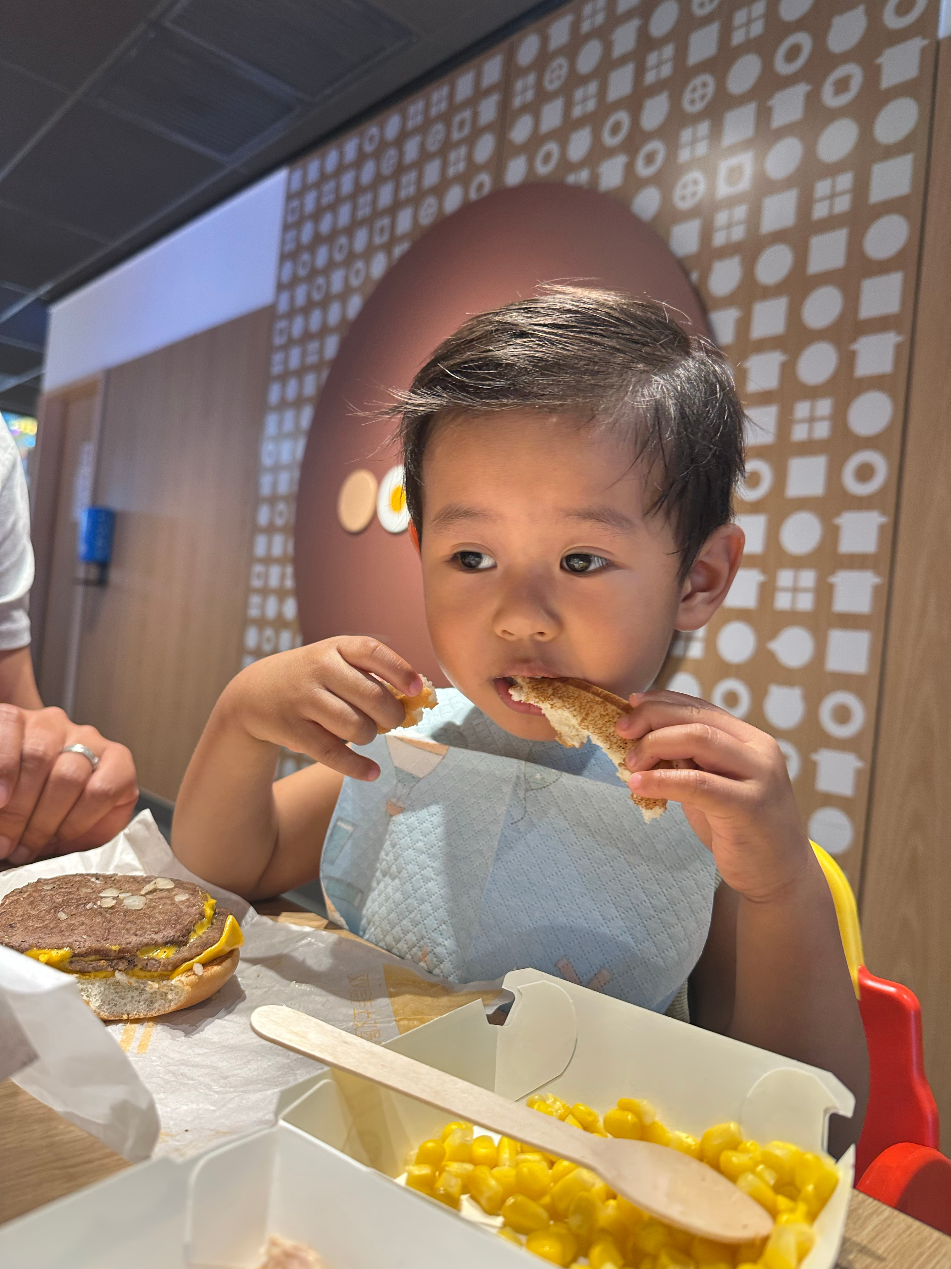 吃麦当劳，年糕举起勺子说在幼儿园用勺子这样这样吃饭，我说哦～幼儿园是不是好玩呀，
