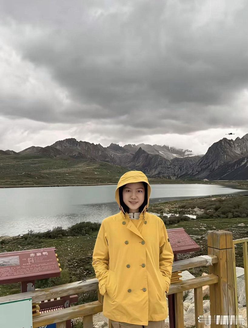 这半年翁帆到处旅游，虽说旅途挺累人，可她状态越来越好，看着更年轻，眼神跟小姑娘似