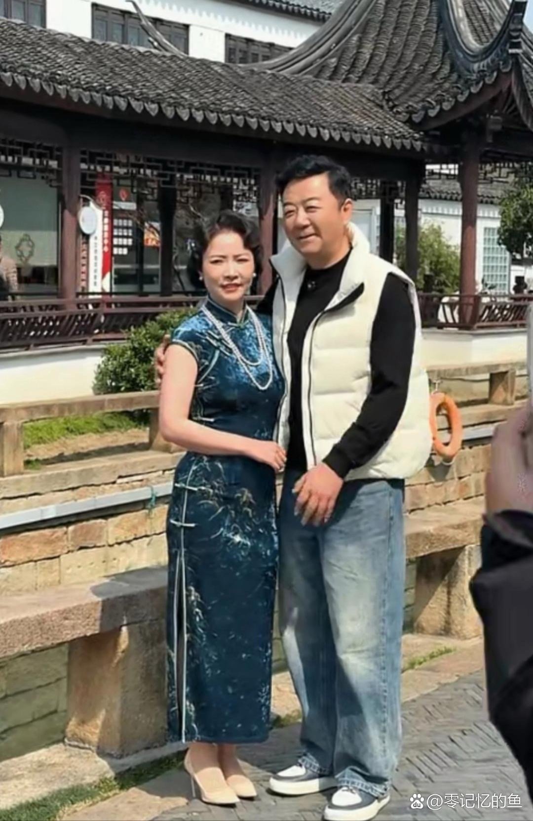 58岁郭涛和老婆同框拍合照，一脸腼腆不好意思，反差也太可爱了～ 