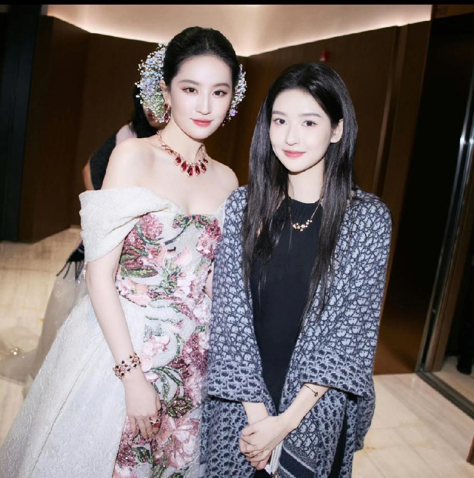 追星圆梦！我与偶像的梦幻合影经历

家人们，谁懂啊！我这辈子都没想过能和我的偶像