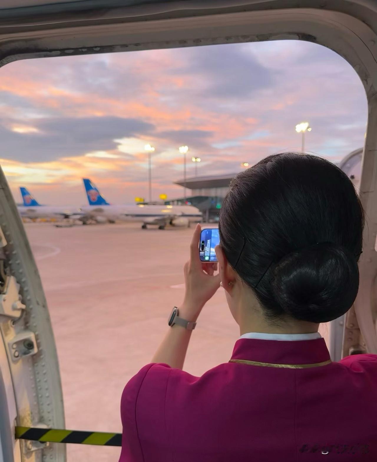 晚霞只有8分钟，我拍给你看[彩虹]
飞了半天班的小菲，
一落地就迫不及待给大家分