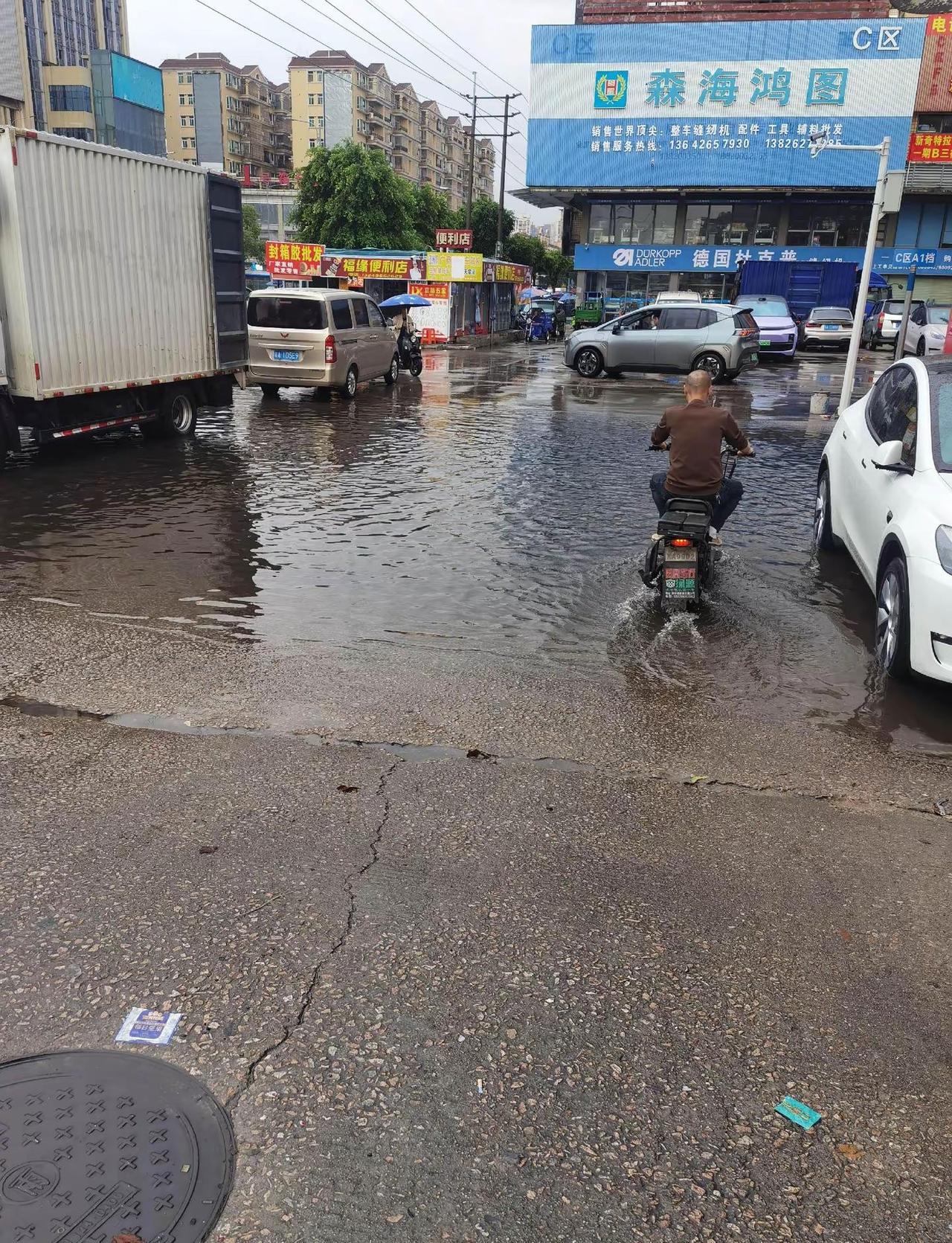 下了一点雨就涨那么深的水了，可以开船了    这个地方有多少人认识