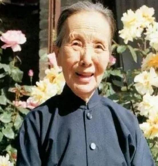 1997年，冰心长子趁妻子出国，将比自己小40岁的情人带回家过夜。后来他为了分割