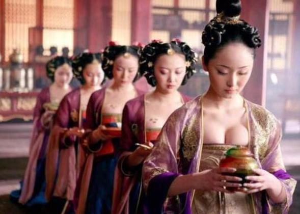 古代夫妻进行房事时，为何总会有丫鬟守在床边？难道她们不会害羞吗？原因让人有些难以
