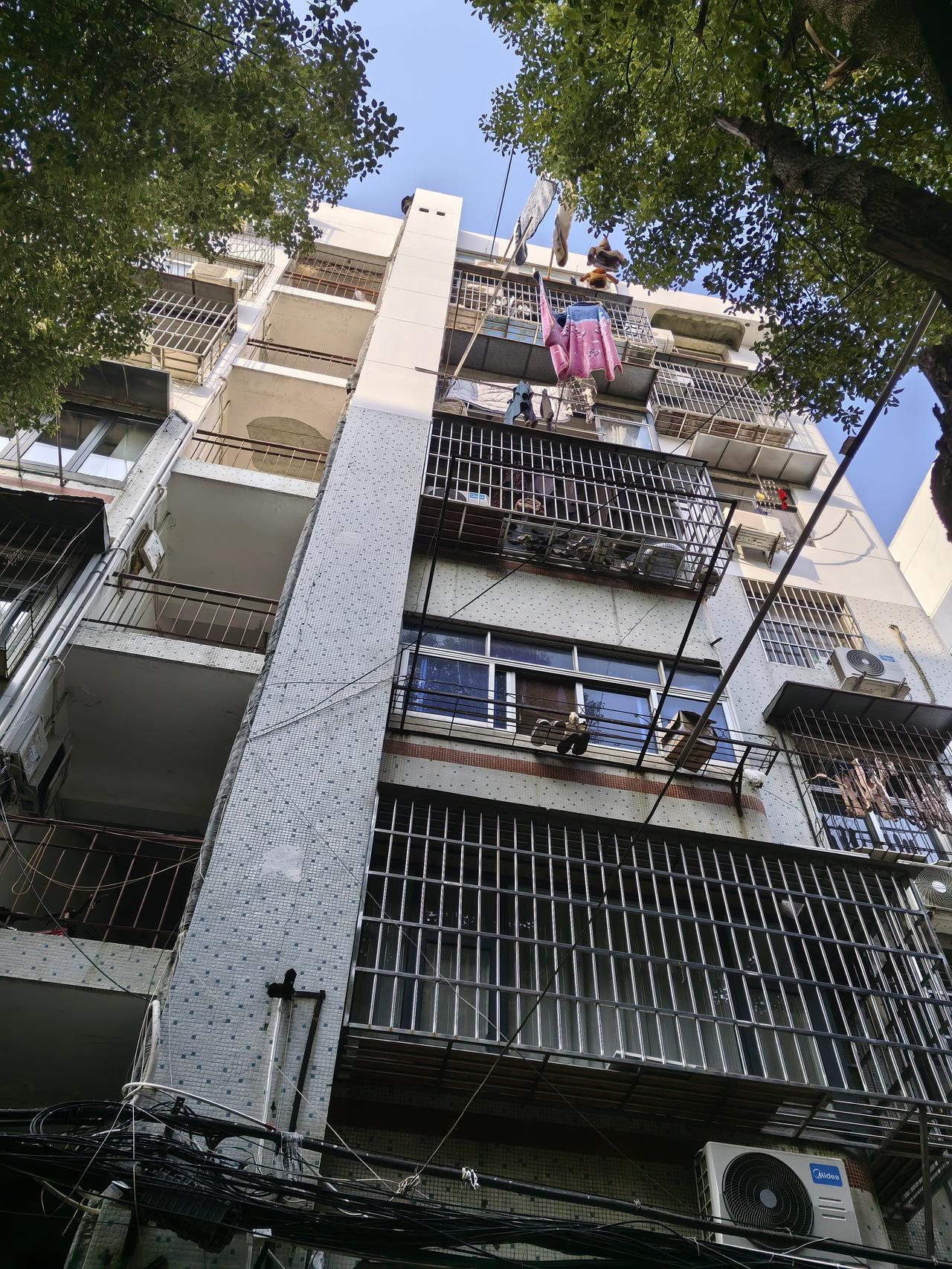 一个业主家的太阳能在滴水，有人投诉到我们这，我出于好心让工程师傅带着梯子到楼顶去