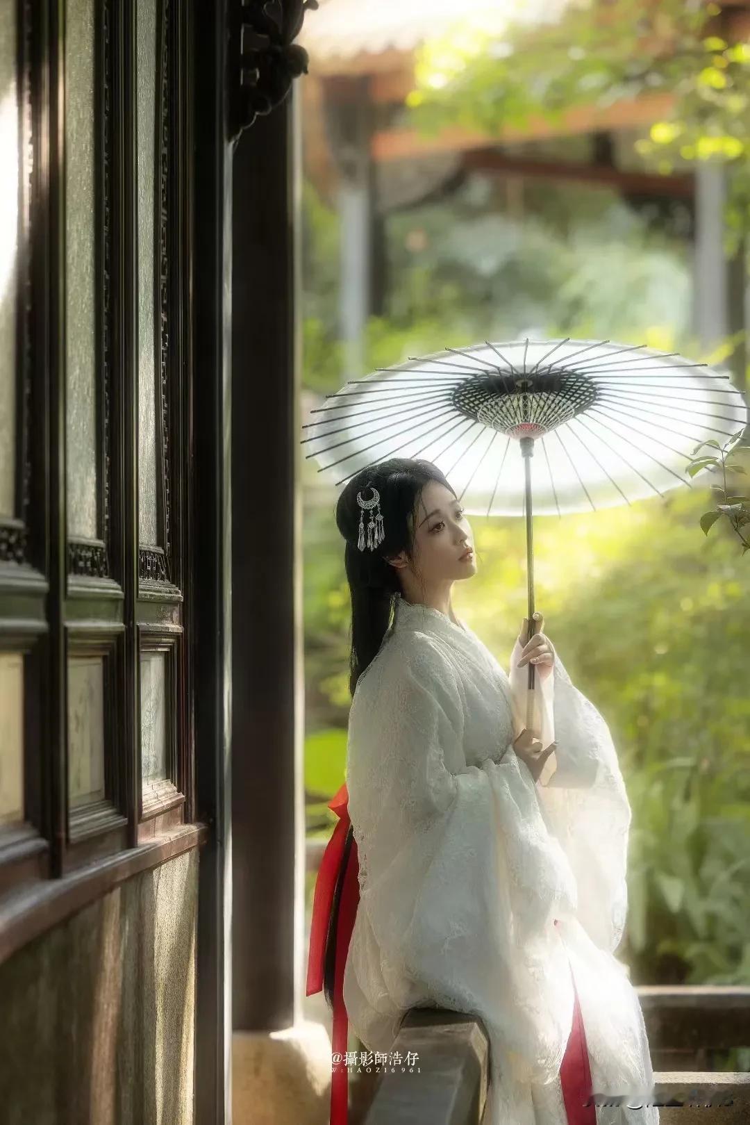 《望秋》（原创首发）陋室听秋/文
 
风拂物华，景语幽然
时光匆匆，如沙泻指尖