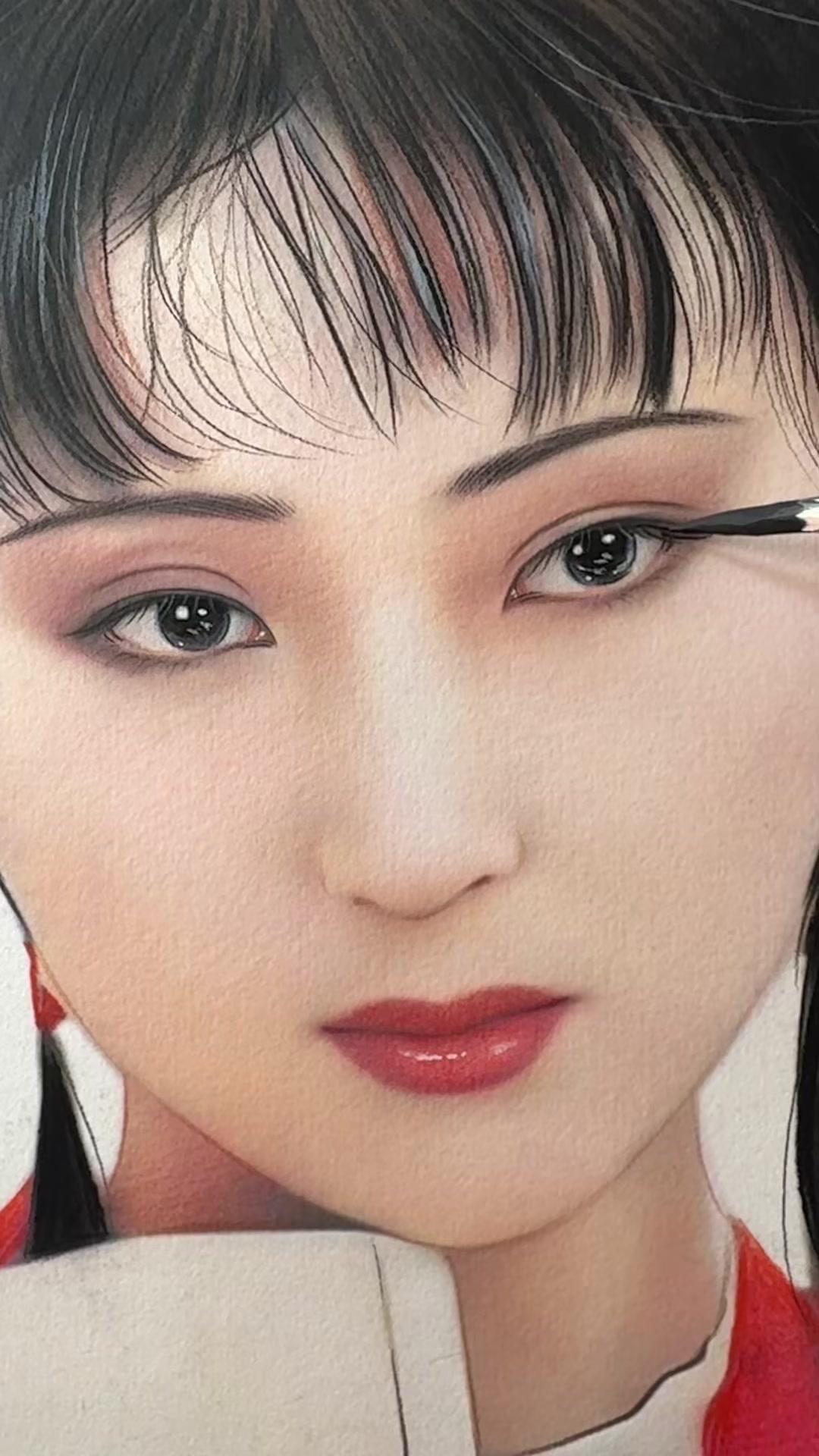 当年在鞍山话剧团的陈晓旭，眉眼间自带的细腻才情，完全透支了东三省三百年的温柔感。