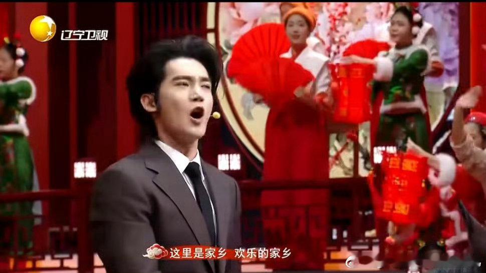 辽宁春晚尽显北方豪迈辽宁春晚辽视春晚把辽宁沈阳的温情藏在细节里，邻里相处、家庭团