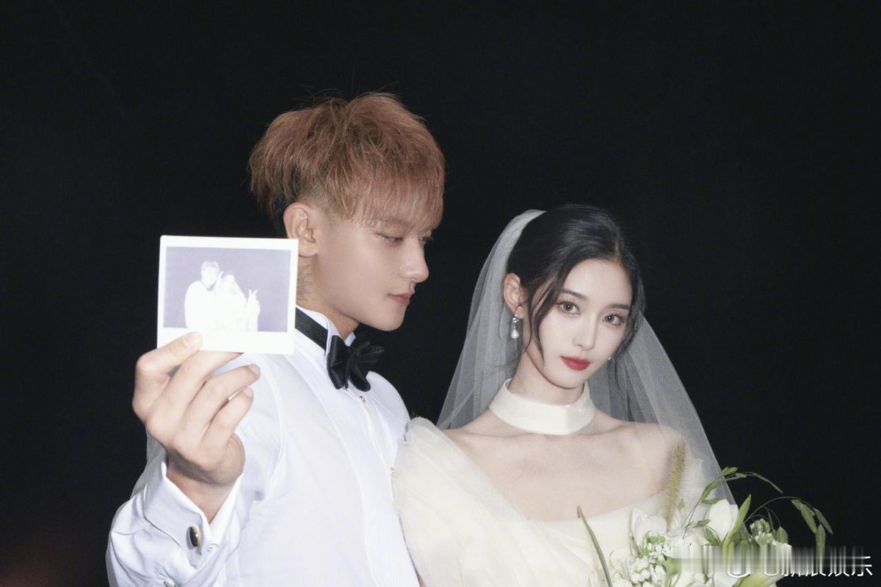 黄子韬，徐艺洋婚纱照曝光
明天就是他们的婚礼，此前两人还辟谣邀请媒体参加，表态婚
