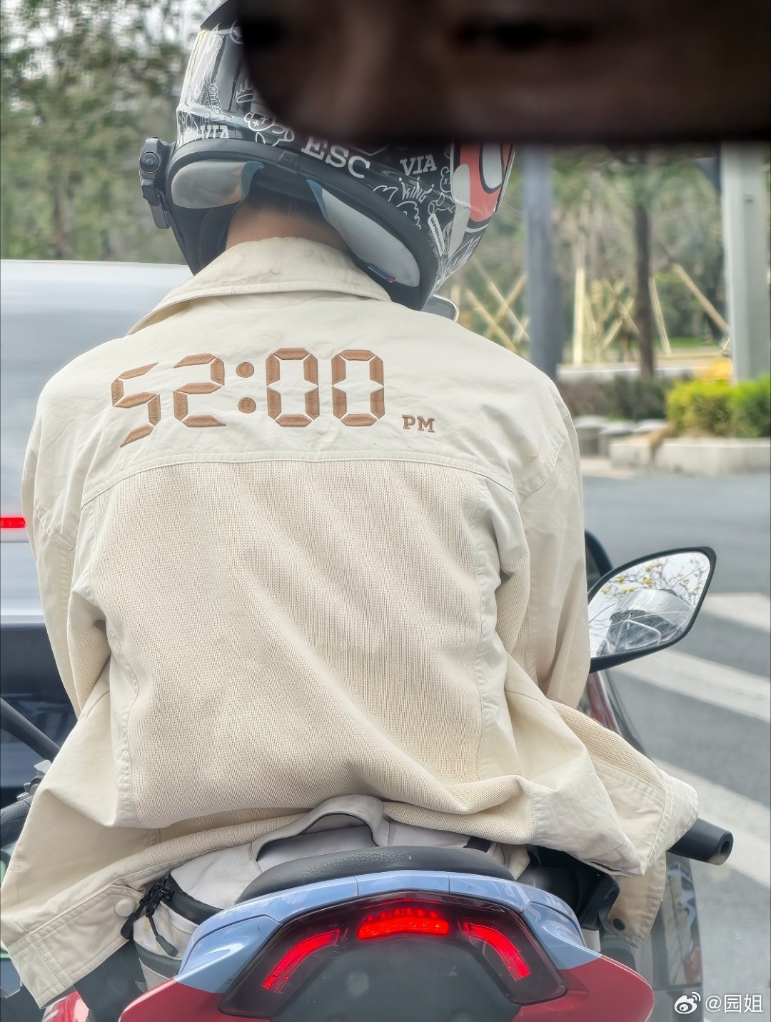 这个身衣服很有特点呀