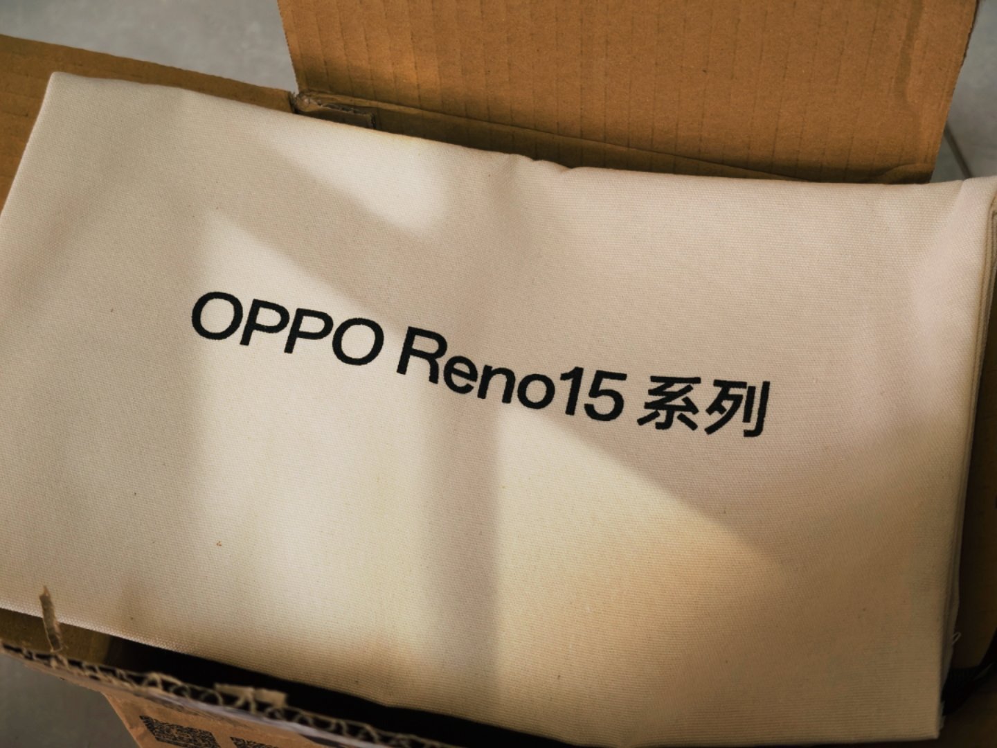 OPPO Reno15的邀请函很精致宋雨琦同款OPPOReno15打开看到一个星