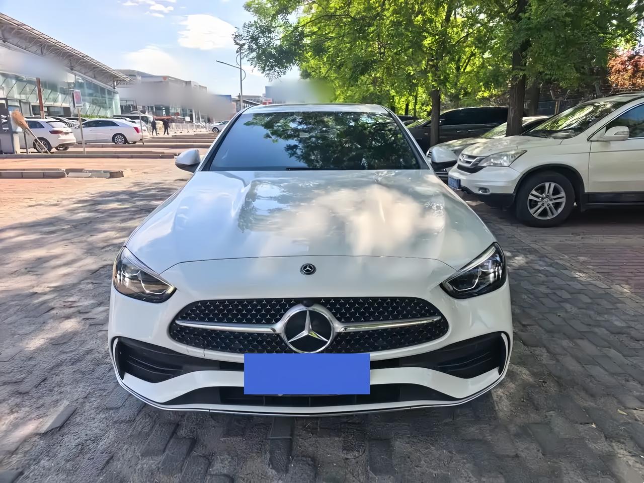 10—15万买二手奔驰C200L，我比较喜欢这种“不够高级”的简单版本。
十几万