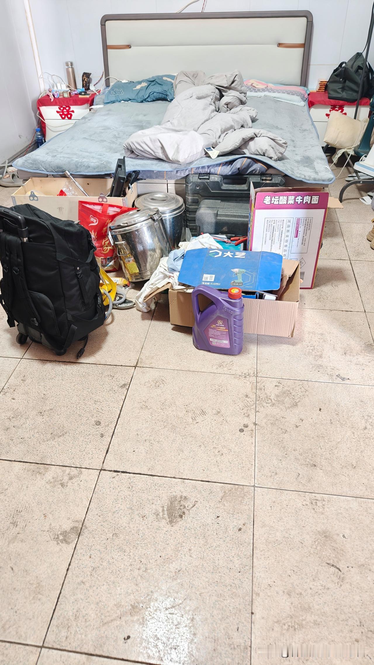 没钱千万不要回家
带着八百回家，拉着行李，寒风刺骨，从村口走回去，时不时有小车经