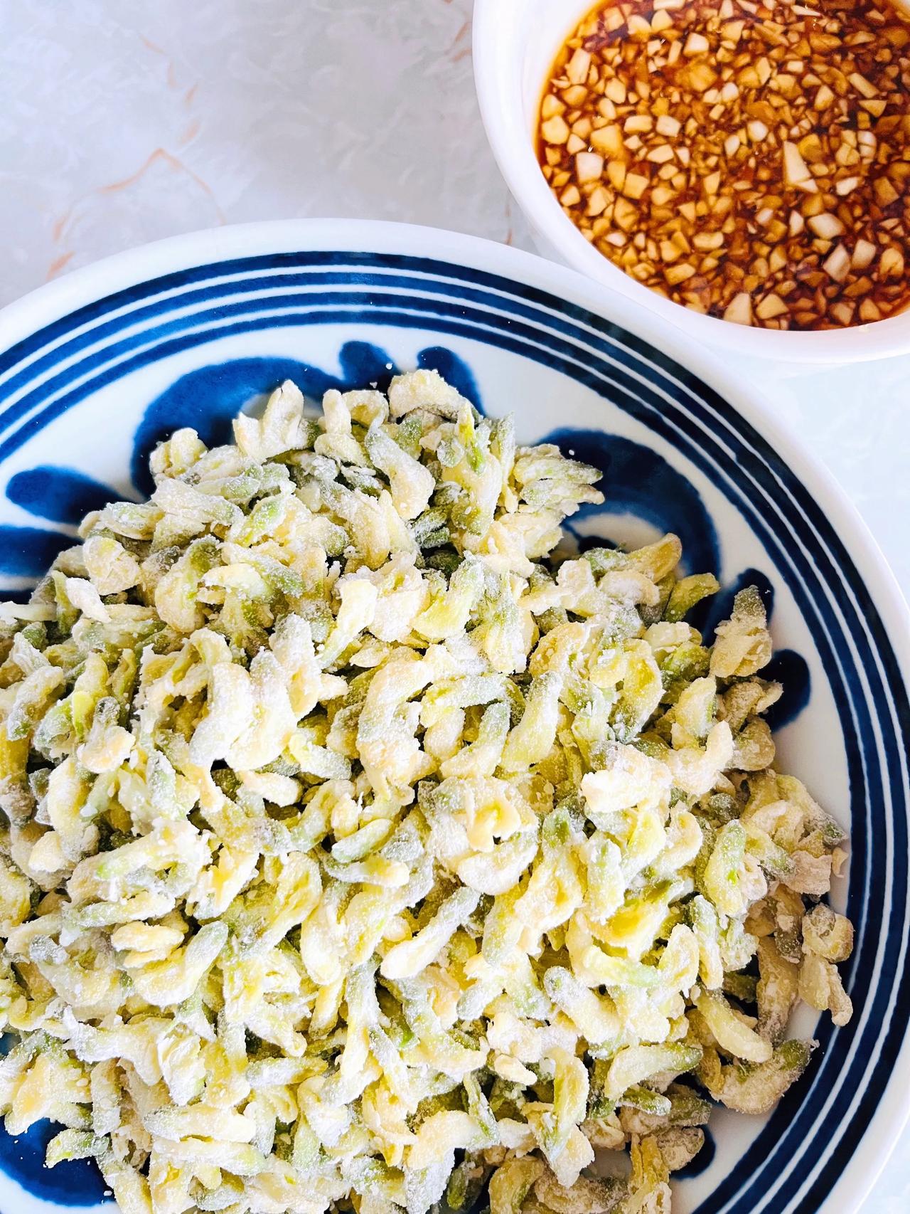 你最爱的春日美食是哪个春天来了，蒸菜可以开始了，最爱的依然是槐花。槐花洗掏之后，