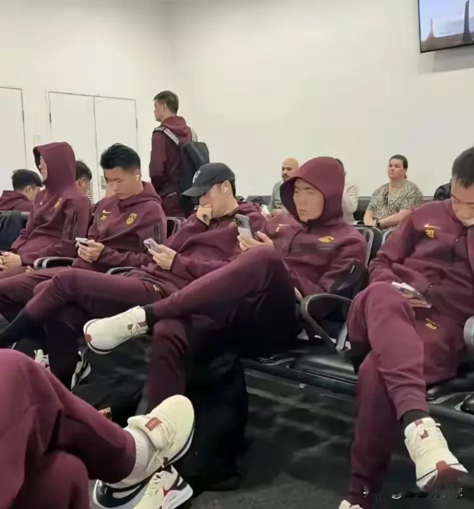 就这副态度，还指望能赢球？让人不吐不快的三点：
1. 一个个很懒散的样子，看不出