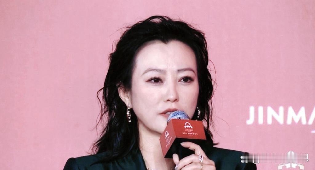 郝蕾惊艳亮相，气质依旧撩人，她的每一个眼神都让人欲罢不能！你怎么看？ 
