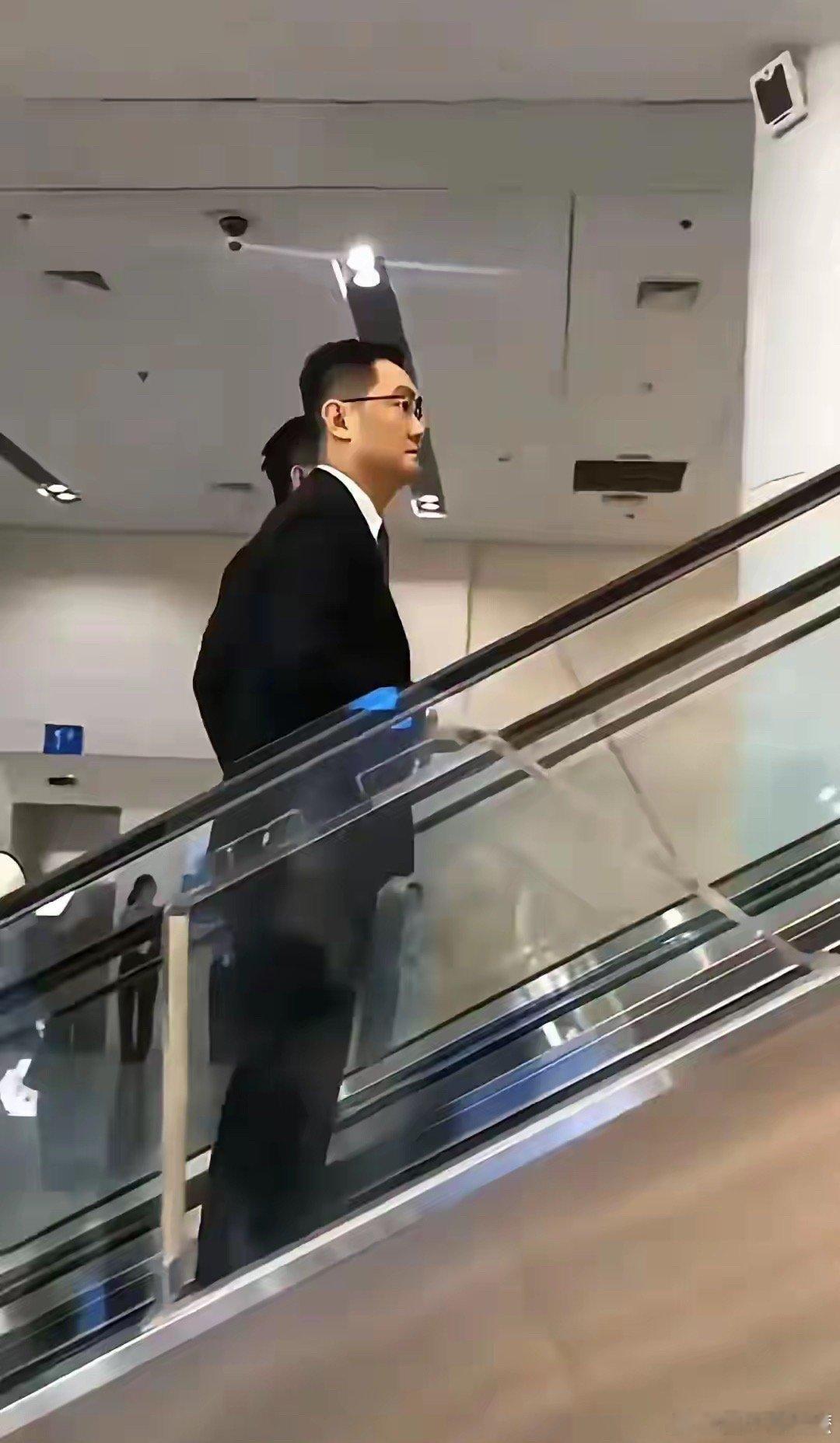 都说腾讯总裁马化腾自高自大自命清高。其实如果你站在他那个高度，你也会这样的做。人