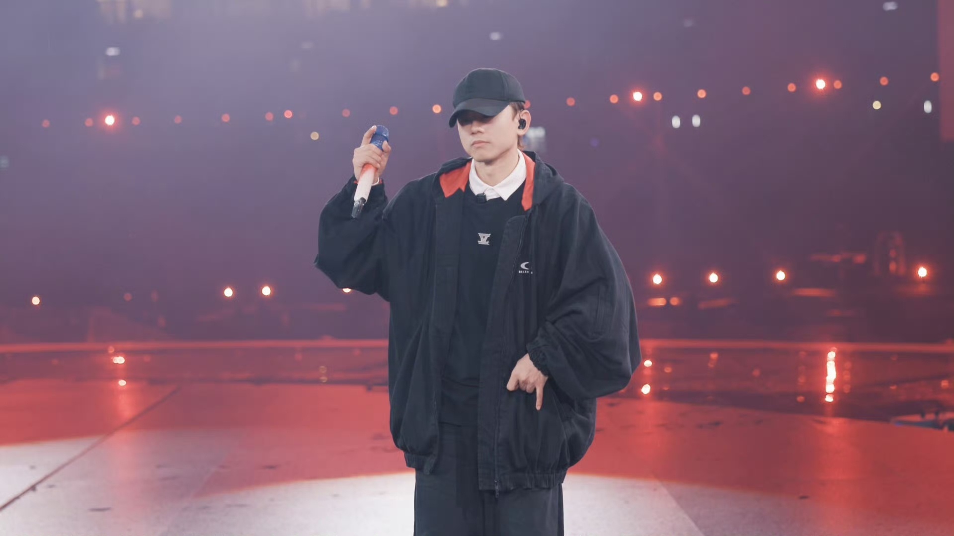 余宇涵去看张杰演唱会惊喜偶遇满分！余宇涵低调现身张杰演唱会现场，安安静静沉浸在超