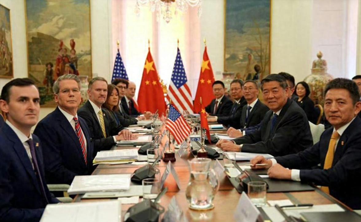 这第四轮中美会谈刚在马德里收场，美国财长贝森特的脸却先出卖了结果——走出会场时那