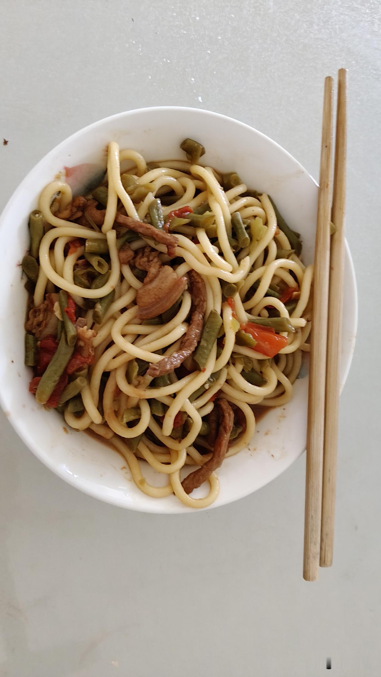 一碗饸烙面下肚，找到了老家的味道。吃到了故乡真情。
今天中午是饸烙面，好久没吃了