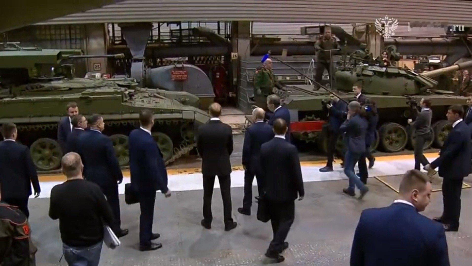 烽火问鼎计划每天认识一件兵器 回顾：2024年，在乌拉尔机车厂视察某种战车的弗拉