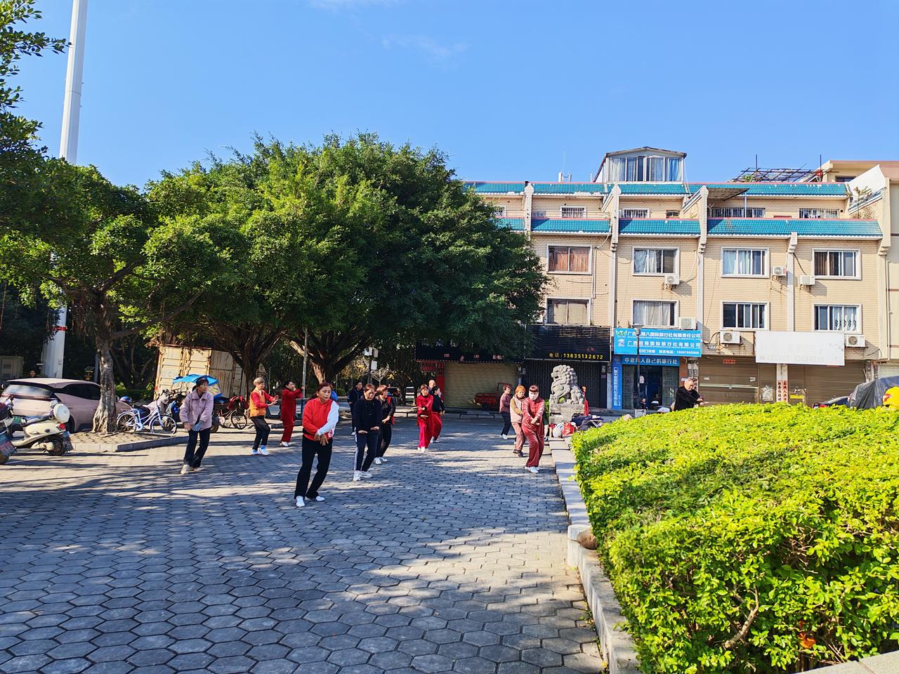 晨光里的太极，是小城最治愈的日常
 
阳光正好，微风不燥，小城的清晨被太极的韵律