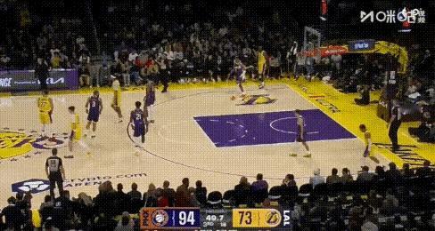 分水岭？詹姆斯这一笑太让雷迪克寒心了！
雷迪克指挥东契奇打詹姆斯的战术，他却根本