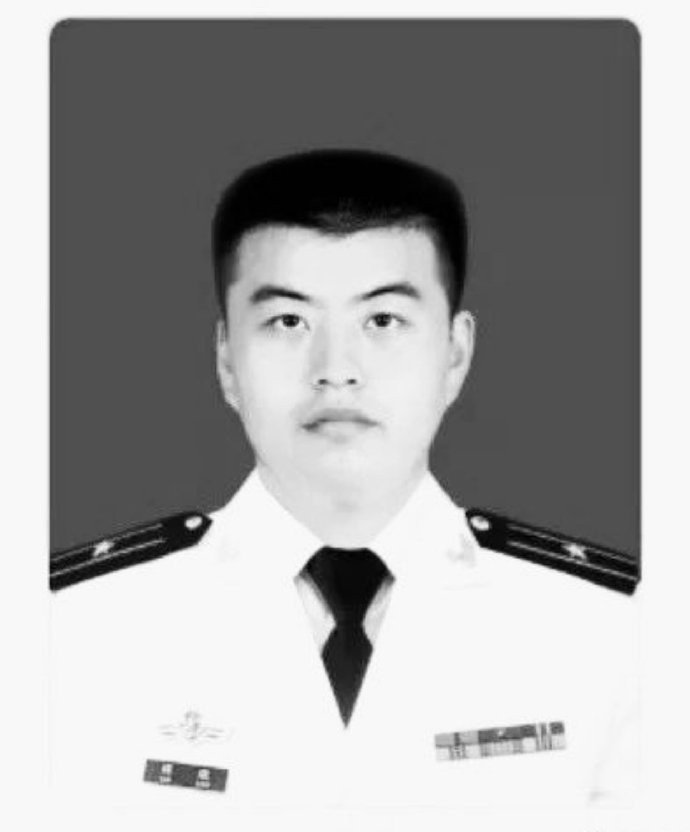 海军工程大学电子工程学院政治教导员，在回乡休假期间，因抢救溺水群众不幸牺牲，时年