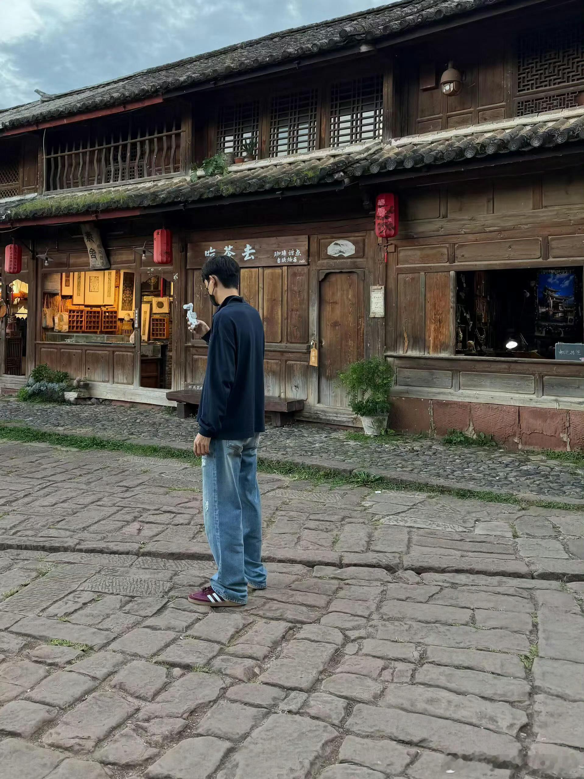 李现沙溪被路人要微信 lx李现 问李现要微信的路人你好虎啊，我这个亲粉丝想都不敢