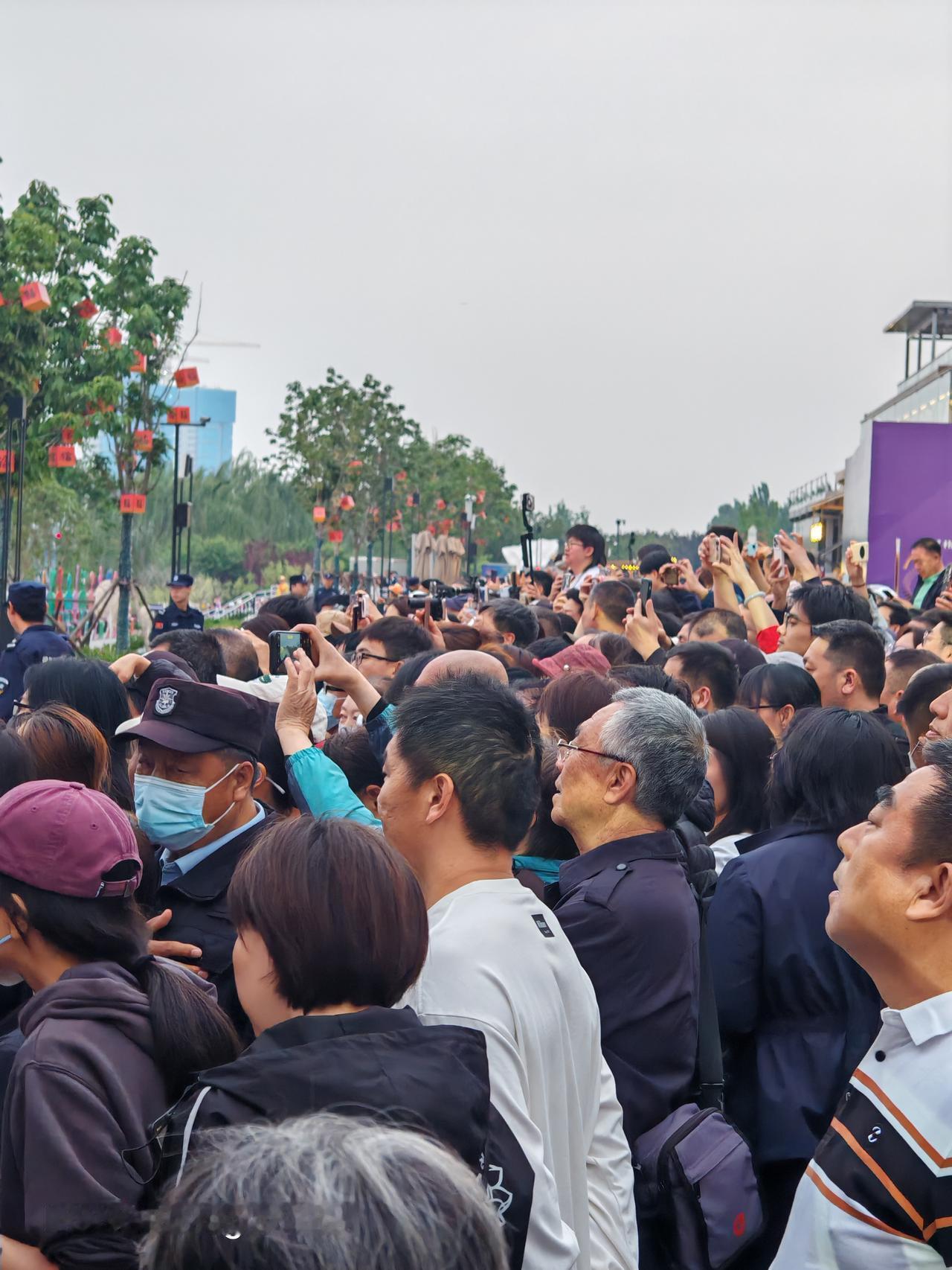 昨晚第十六届北京国际电影节通州分会场在运河西岸启幕，现场那叫一个热闹，“水上红毯