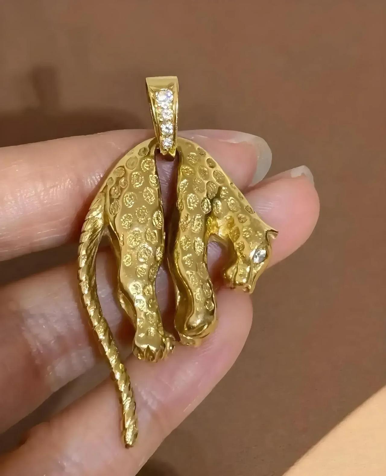 夏天去海边游玩时，脚被一个硬东西硌了一下，以为踩到了海螺，弯腰摸出个沉甸甸的物件