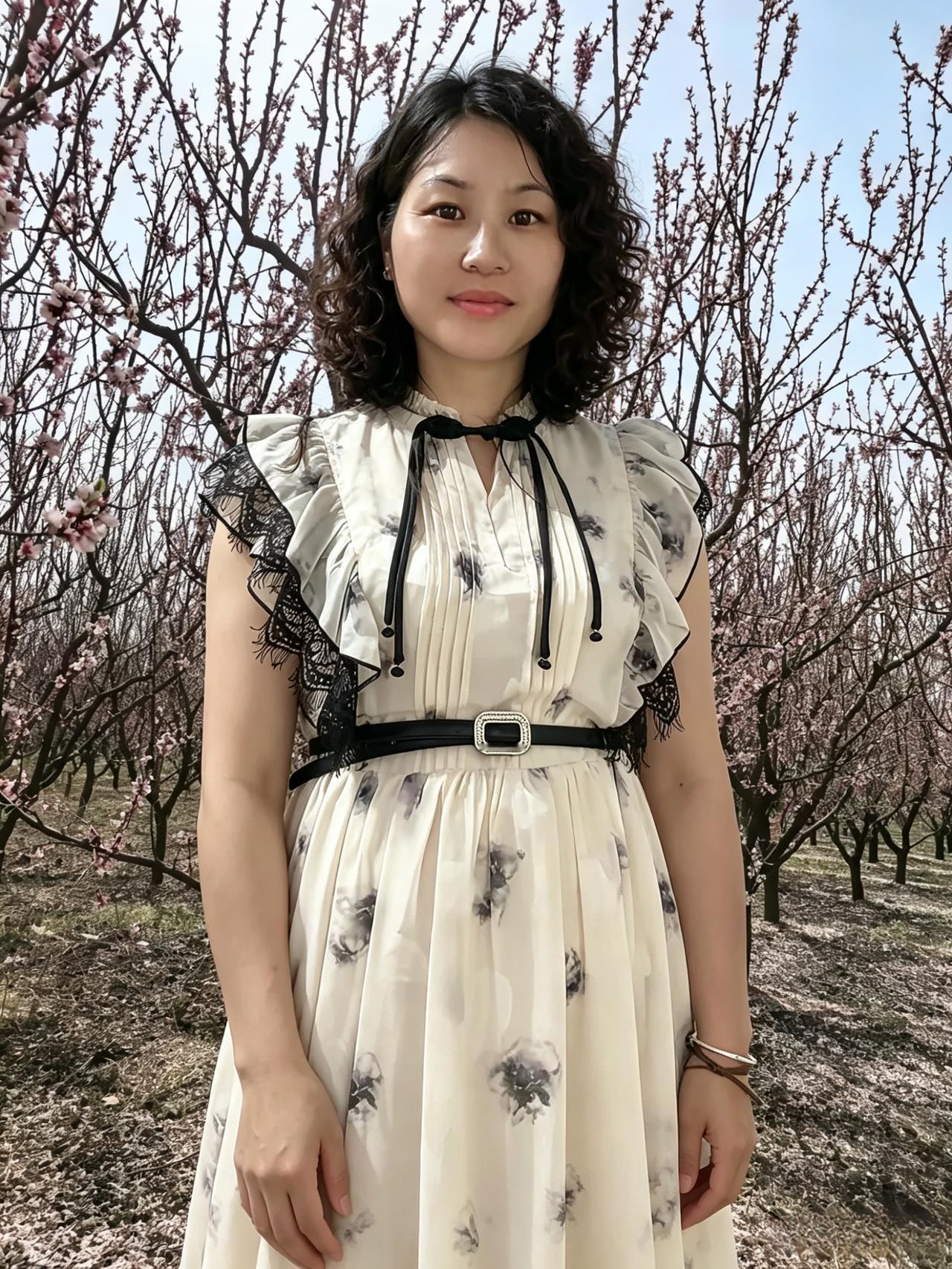 一树繁英映玉容，墨痕裙上淡烟浓。
山光水色皆为衬，最是人间温婉风。