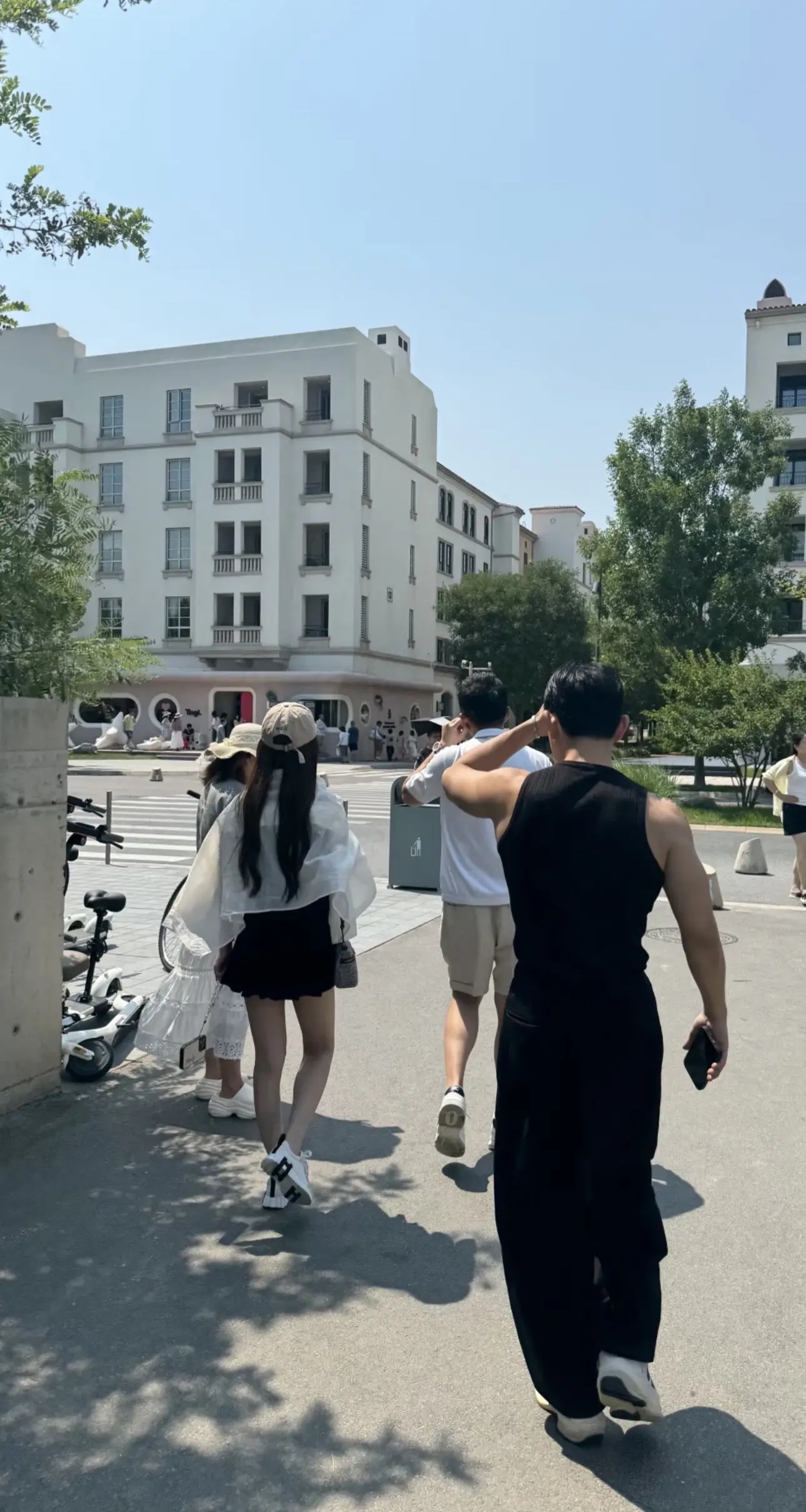 马筱梅和老公在阿那亚被偶遇，身边还有帅气的男保姆，生活越来越好了