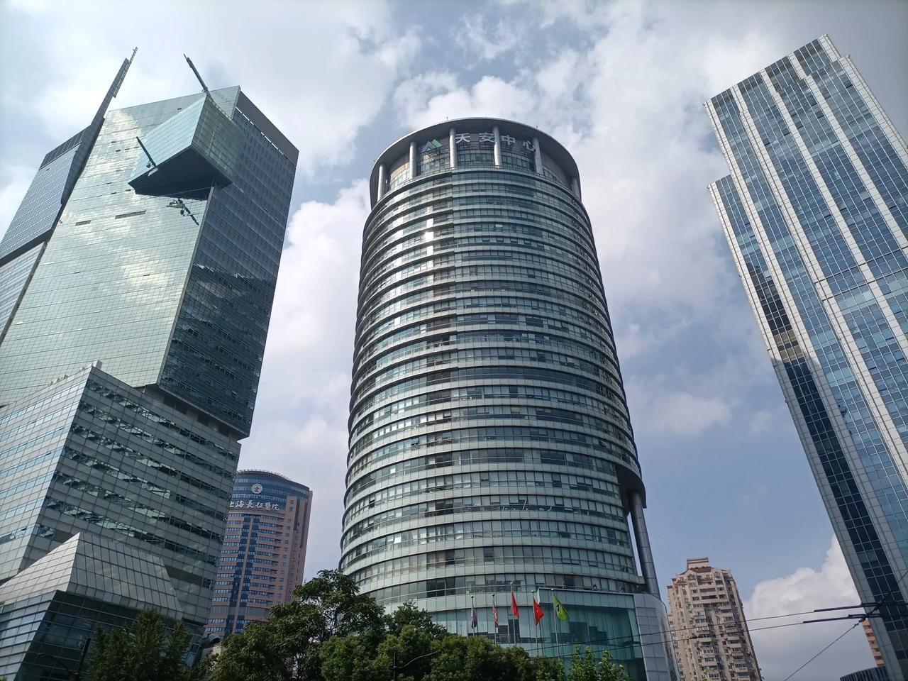 经济就是相互分工合作，要从实际出发，要接地气，之后我们才能发现它的链条非常简单。