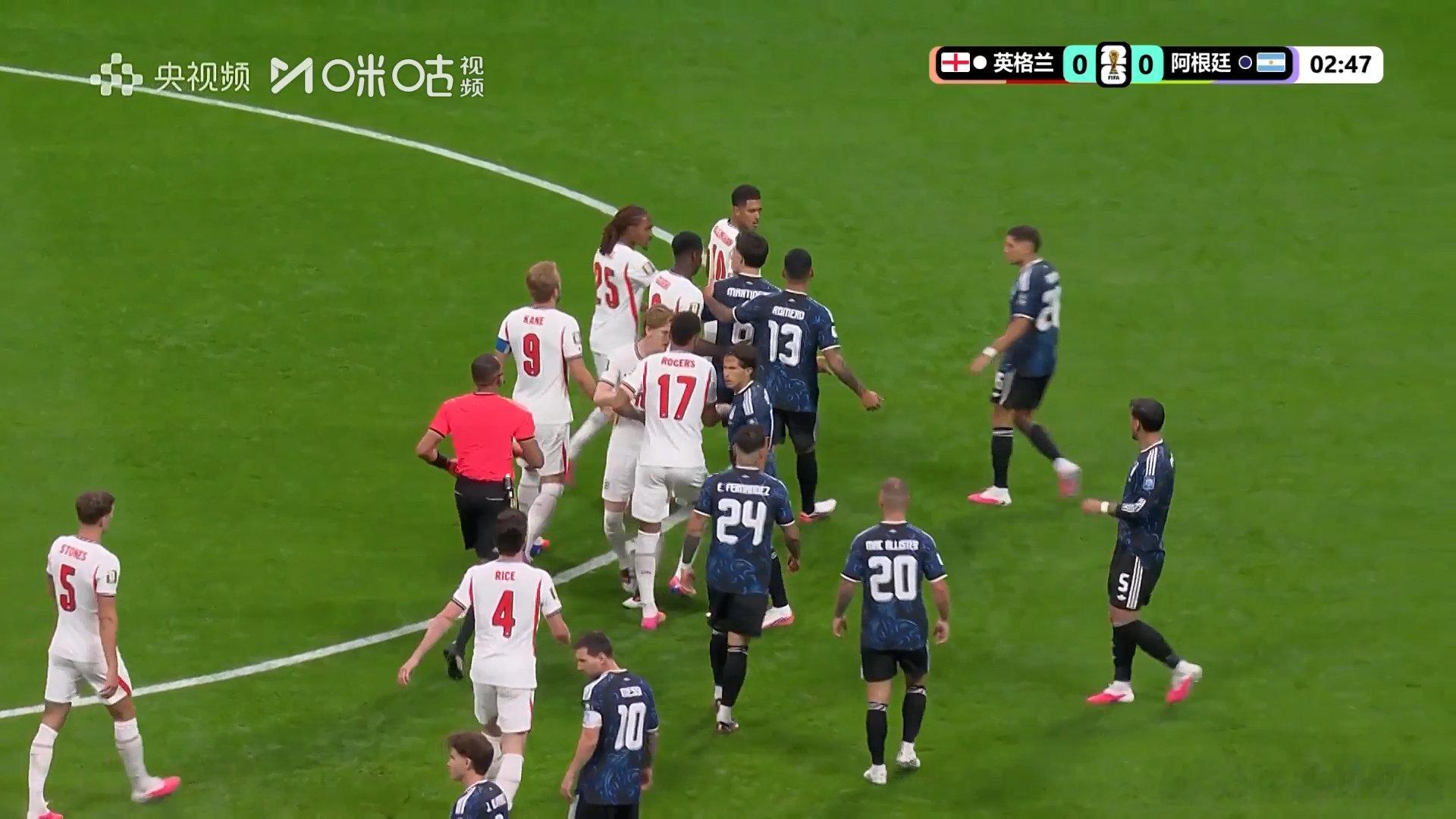 英格兰阿根廷冲突⚽️世界杯半决赛英格兰vs阿根廷刚开场，帕雷德斯撞倒安德森。两队