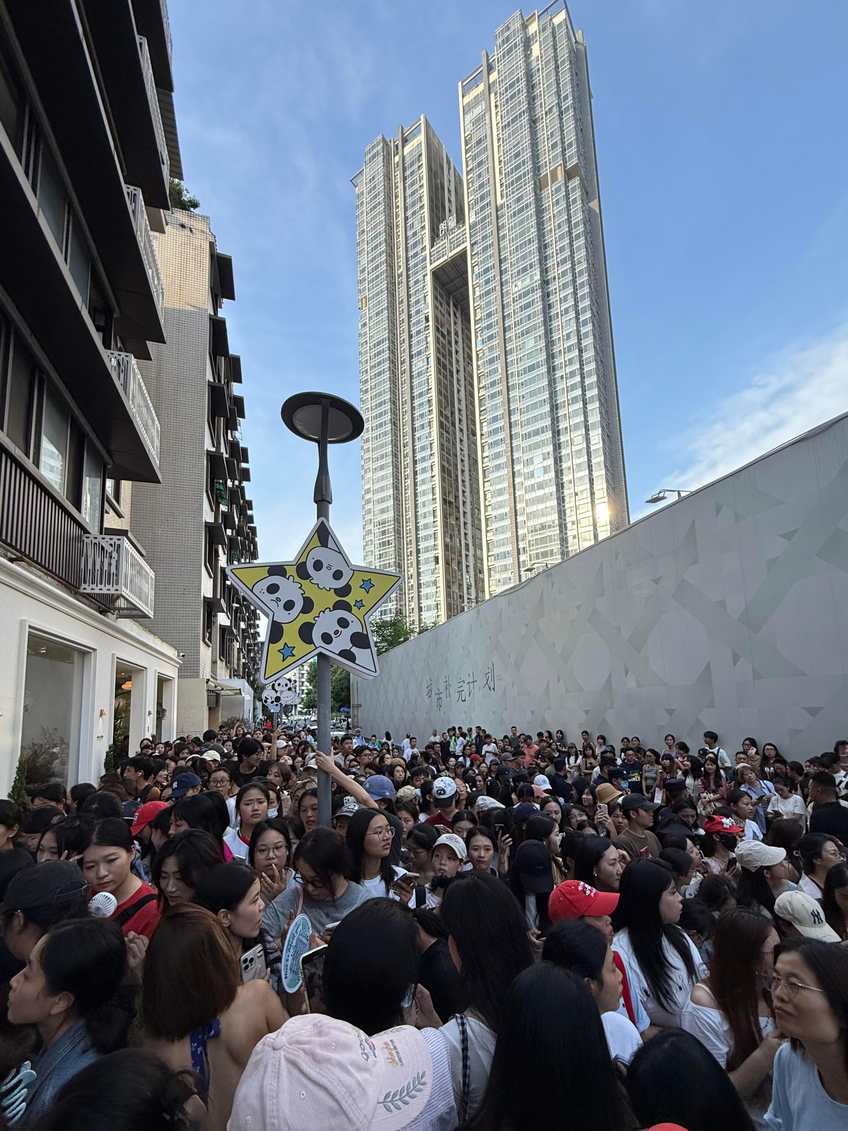 成都goodbai开业，好多人啊这就白敬亭的影响力吗 ​​​