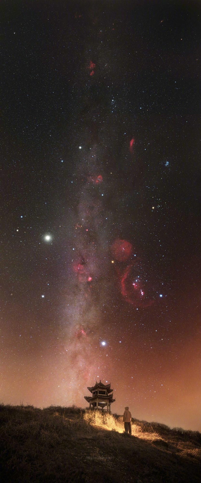 寒冬深夜，古亭静立。古檐衔星，霜华浸瓦，璀璨的银河如同一场永不褪色的梦境纵贯苍穹