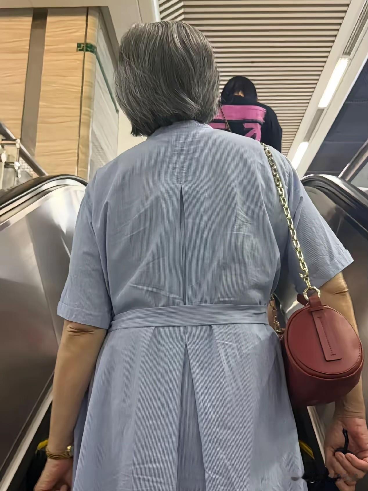 54岁，165cm退休老太太，胖到140斤了，需要控制体重减肥吗？
我觉得如果身