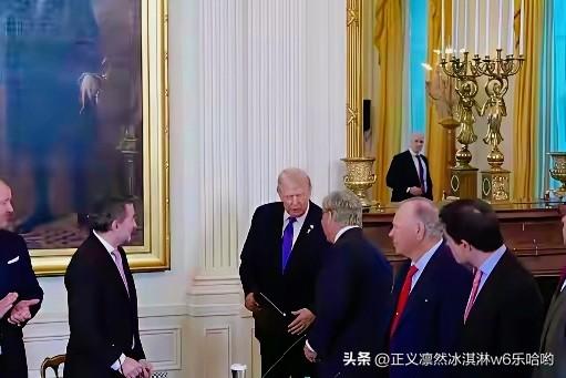 特朗普当众朗读鲁比奥纸条这事太有看头了。在云集石油巨头的白宫会议上，特朗普正唾沫