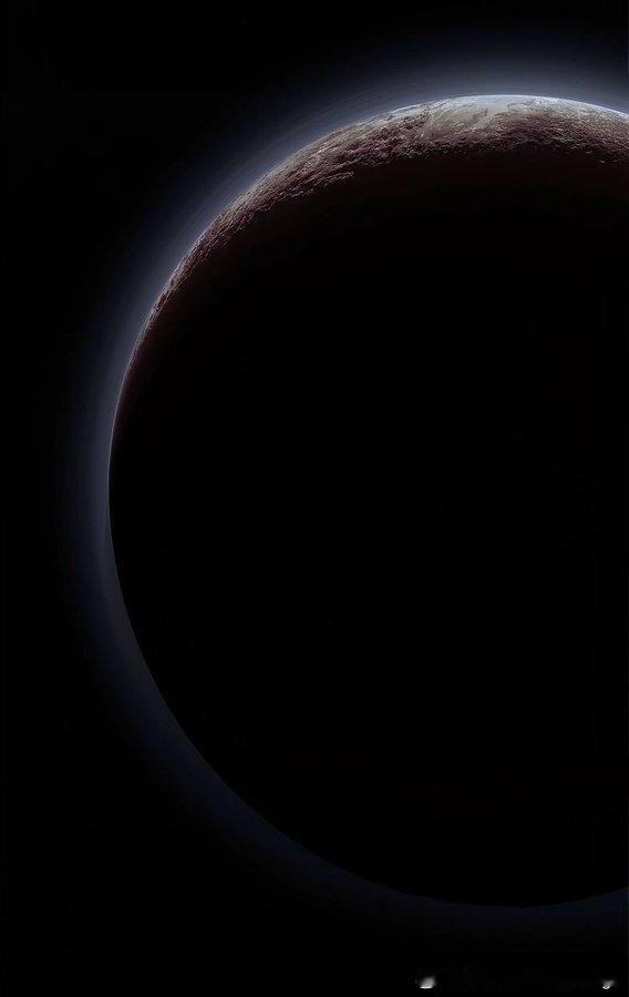 冥王星的夜，由美国宇航局新地平线号探测器于2015年拍摄的，彼时它们距离太阳约4
