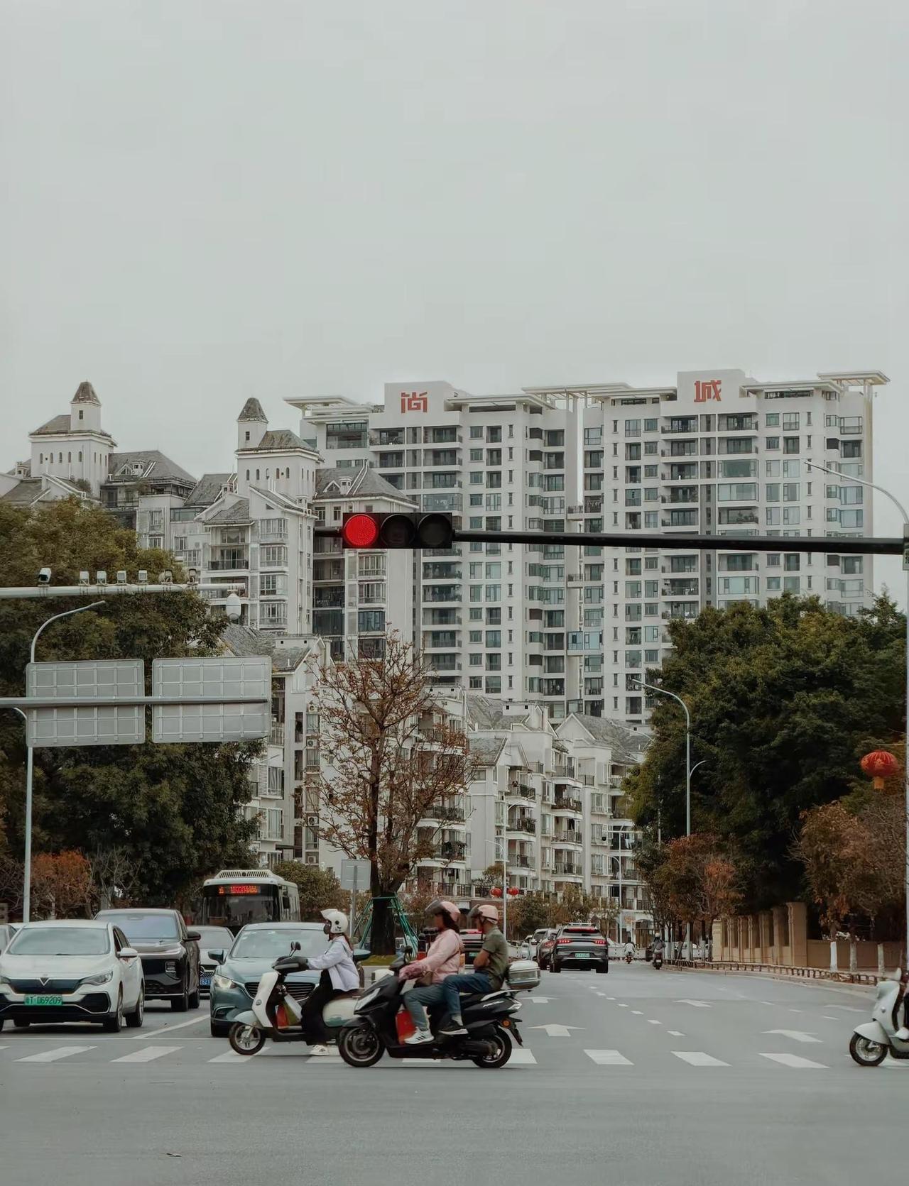 中山｜濠东路，从山田到水泥高楼。经过濠东路和孙文东路这个路口不禁会想以前濠头会是