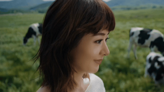 3月23日，赵丽颖不在内娱，在草原！
听赵丽颖在草原上慢慢说着“不用太着急”，突