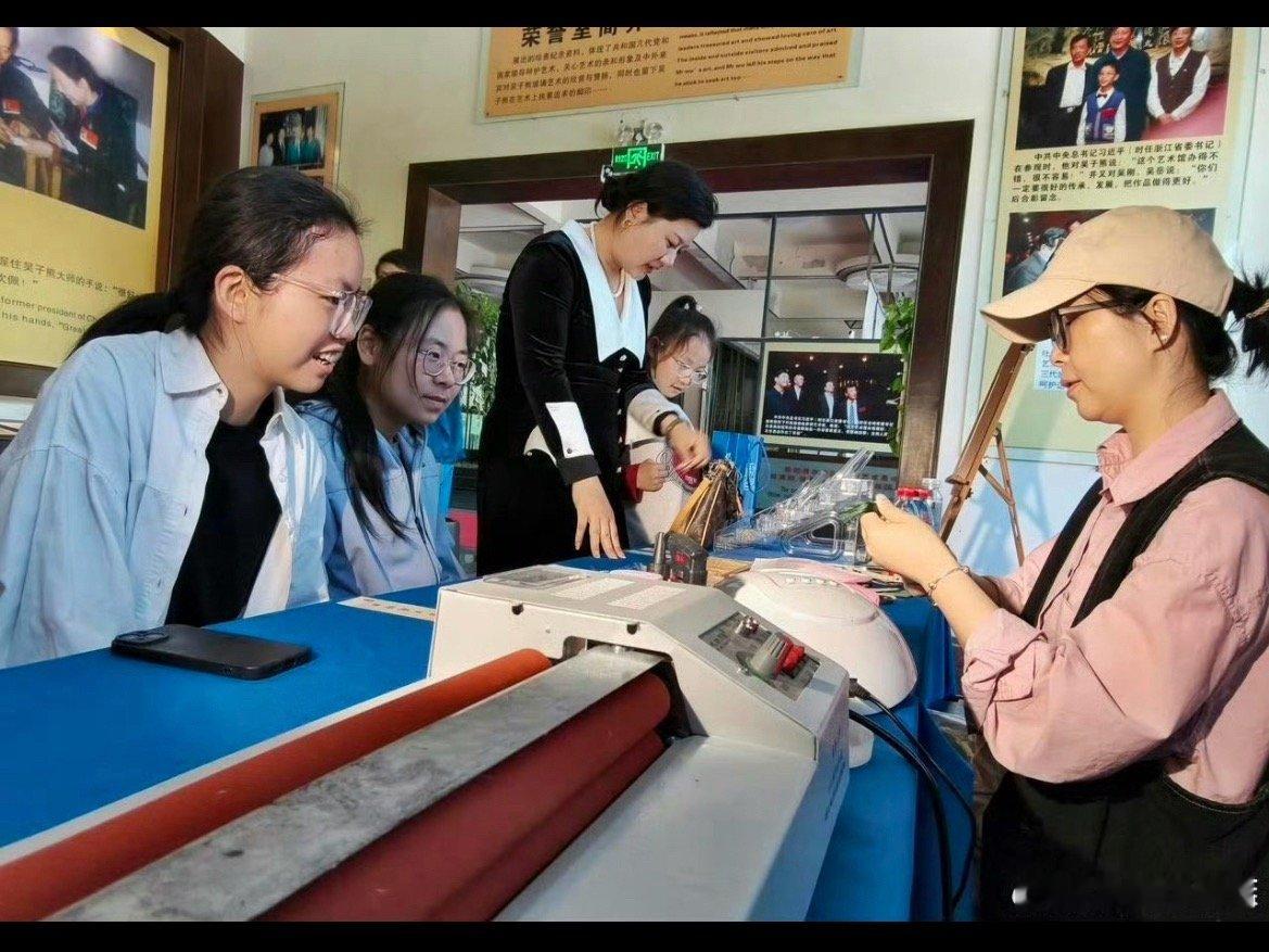 台州工匠用指尖手艺感受劳动之美 五一假期椒江民间艺术巡展亮相水晶博物馆，匠人齐聚