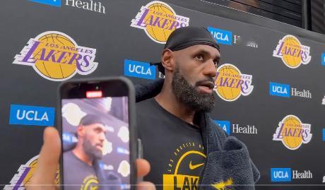 詹姆斯谈到明天是否上场跟爵士的比赛，詹姆斯说：“现在在场上的运动量有点大，我有点