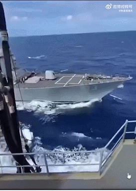 美国海军特拉克斯顿号驱逐舰(DDG-103)与供应号快速战斗支援舰(T-AOE-