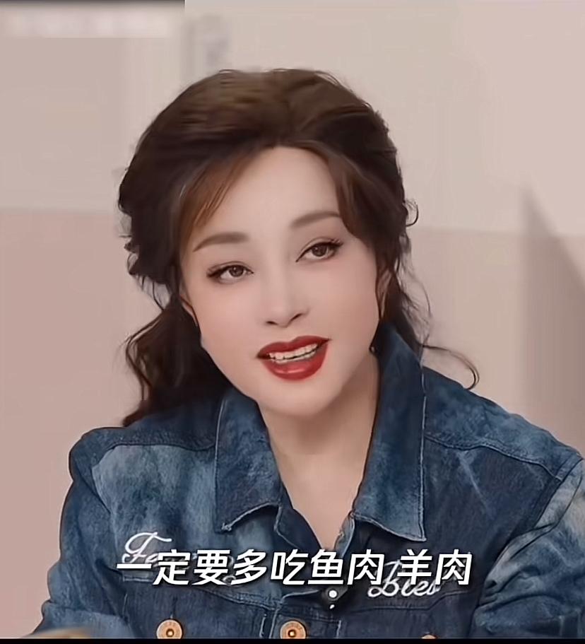 太意外了！刘晓庆这状态确实年轻，完全不像75岁的人。不光身体硬朗健康，整个人的精